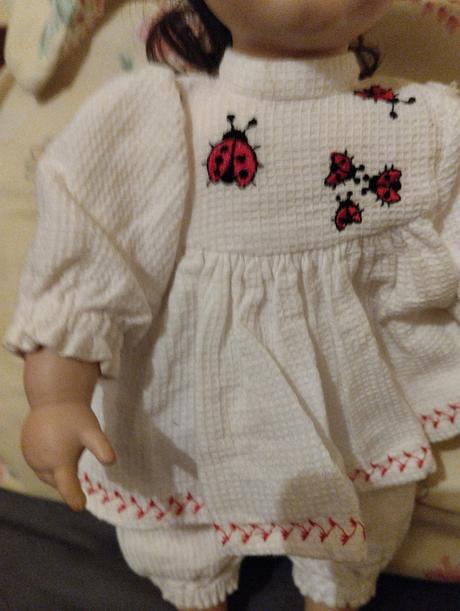 Porcelánová panenka se zoubkama, 