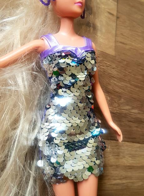 Barbie s měnícími šaty, 