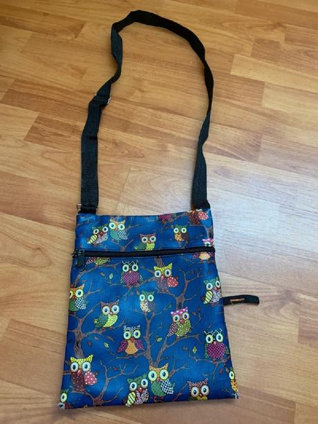 Kabelka přes hrudník se sovičkami,