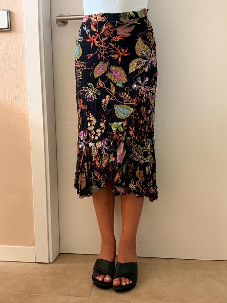 Sukne cerna vzor květy h&m 34-36, h&m,34