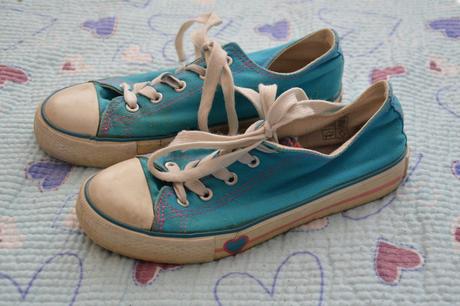 Tyrkysové tenisky se srdíčky, 35