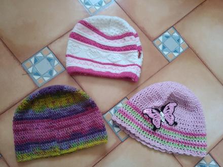 3x čepice, 98