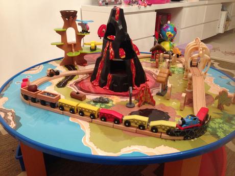 Kidkraft vláčkodráha se stolem - dinosauři, 