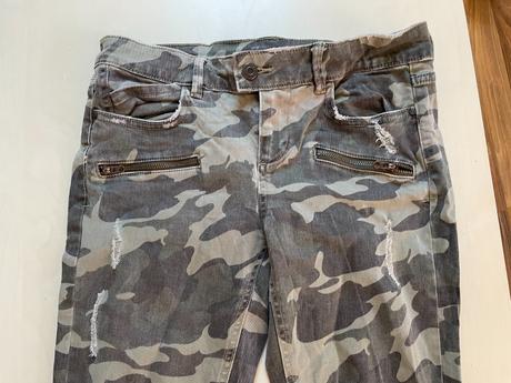 Army maskáče džíny s dírami, spíše menším, vel s,, zara,s