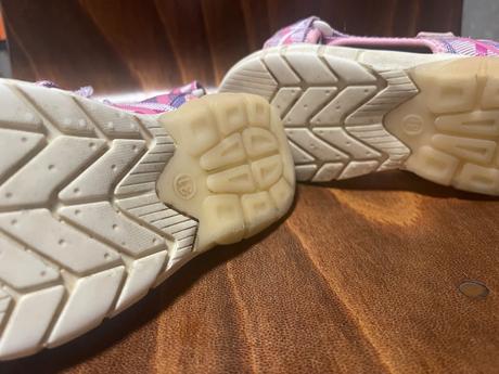 Ruzove sandale, baťa,31