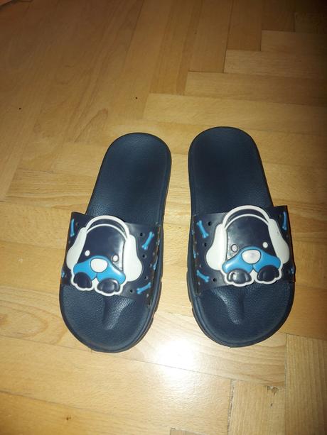 Pantofle k vodě nebo bazénu, 31