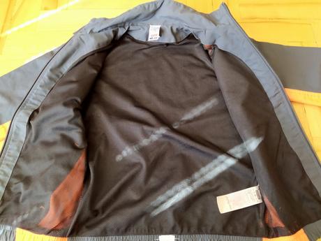 Šedo oranžová bunda, decathlon,134