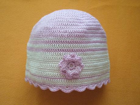 Háčkovaná čepička s kytičkou, 68