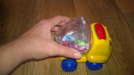 Auto s kuličkami fisher price,