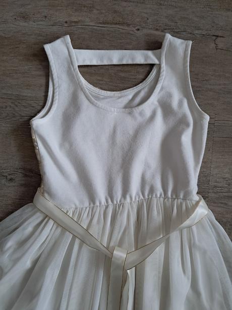 Zlatavé slavnostní šaty, 128