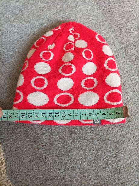 Zimní čepice s kolečky, 80