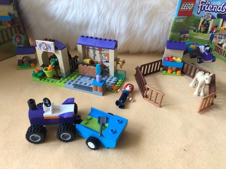 Lego  friends 41361 mia a stáj pro hříbata, 