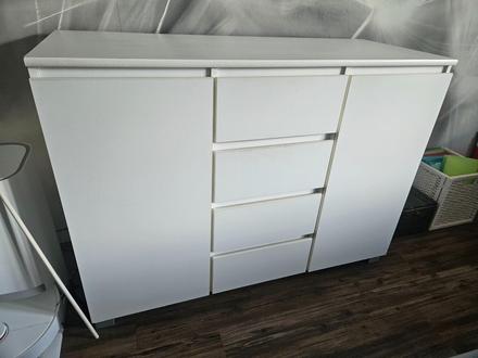 Bílá komoda 122cm x49cm x 90 cm,