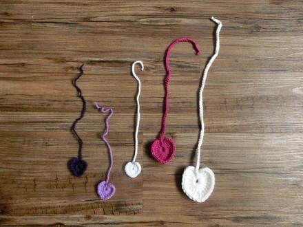 4 ks háčkované srdce srdíčko fialové bílé fuschsio,