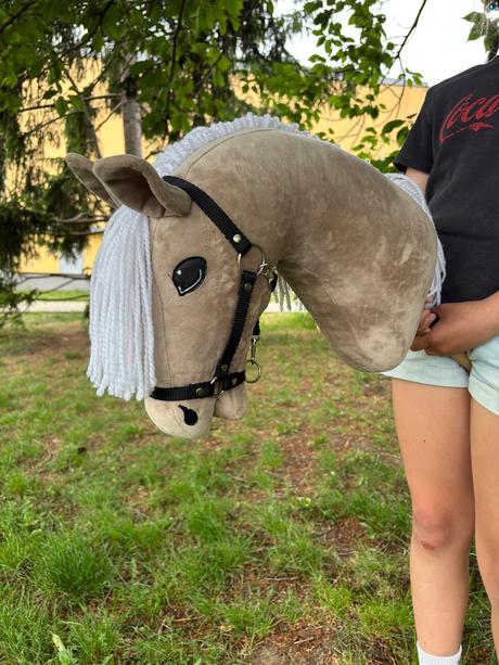 Koník hobby horse blondie s černou ohlávkou,