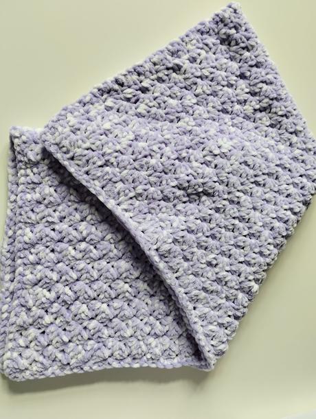 Deka háčkovaná z měkké teplé příze 80x76cm, 