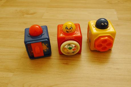 Fisher price 3 kostky chrastici - prvni hracky,