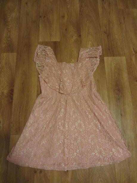 Růžové šaty s krajkou, 152