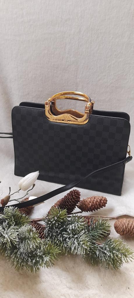 Elegantní kabelka se zlatými doplňky, 