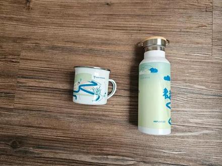 Termoska a plecháček bílá modrá zelená,