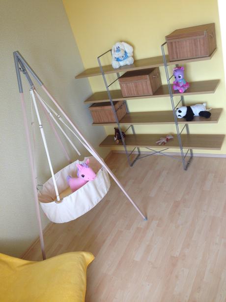 Pokojik pro mimi-kolebka leander,kreslo+policeikea,