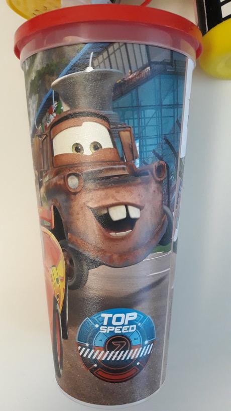 Dva kelímky dory a blesk mcqueen., 