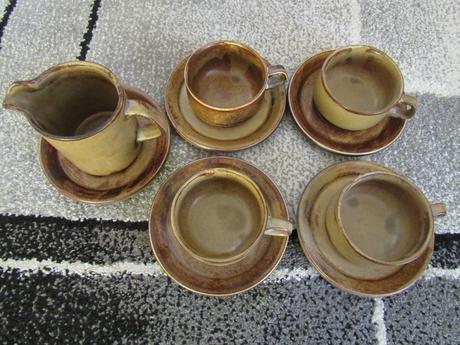 Keramický set- 4 x keramické hrníčky + mléčenka,