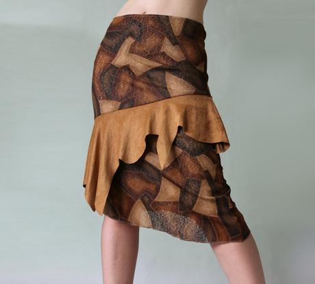 Cípatá asymetrická sukně imitující kůži vel.s, s