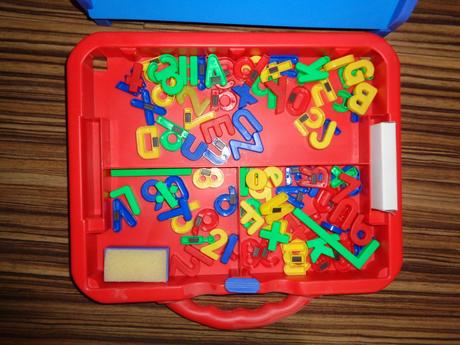 Magnetická tabule - písmena a čísla s magnetky,