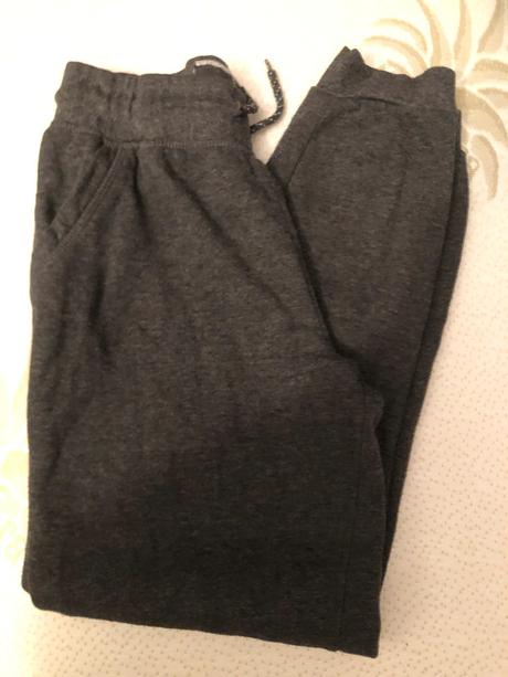 Šedé tepláky s kapsami a tkanicí, 140