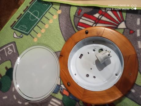 Garnýžová tyč a stropní světlo,