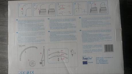 Hrací kolotoč nad postýlku s plyšovými panáčky,