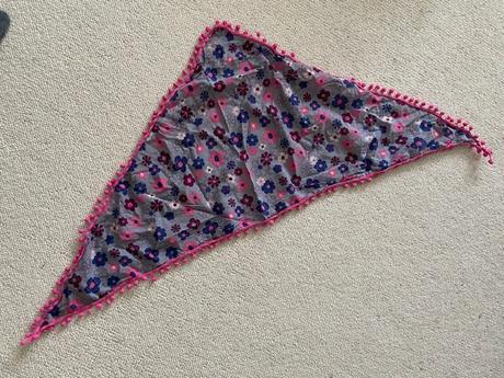 Dívčí šáteček s kytičkami, takko