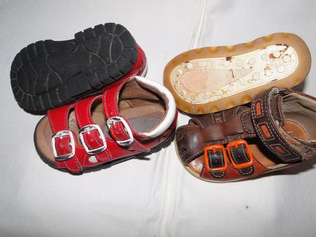 Červené sandálky v.19 hnědé essi v.20, essi,20