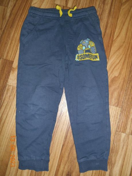 Chlapecké tepláky, 104