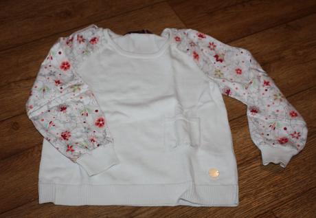 Svetřík s květovanými rukávy, 110