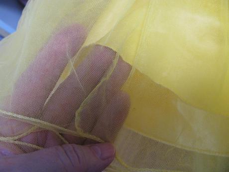 Sváteční tylové šaty s vyšívkou v.86-92, 92