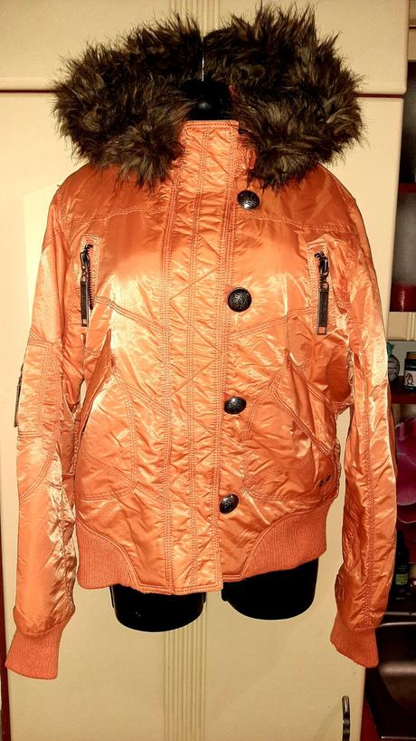 Zimní bunda lesklého vzhledu s kapucí, l