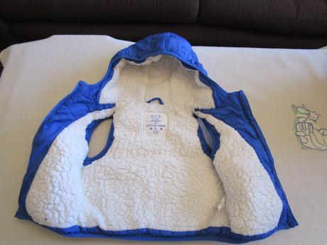 Pěkná teplá modrá vesta s bílým kožíškem, f&f, f&f,74