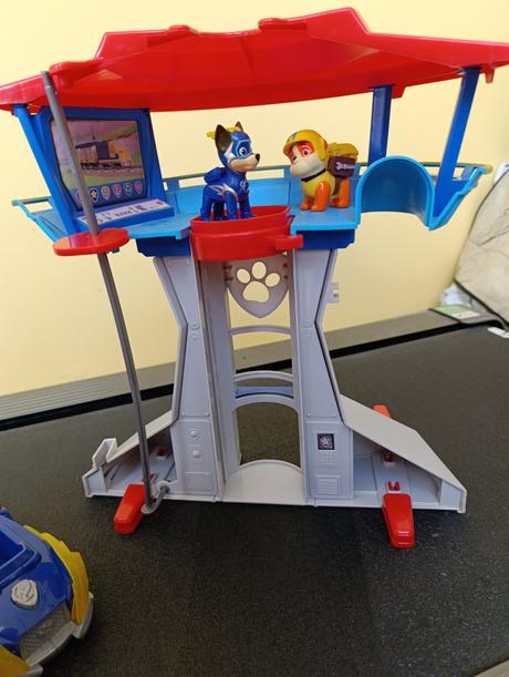 Věž tlapková patrola s autem a pejsky,