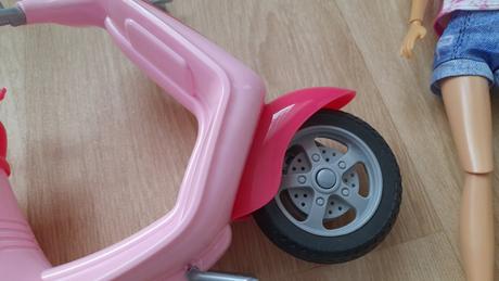 Panenka anlily kloubová se skútrem, 