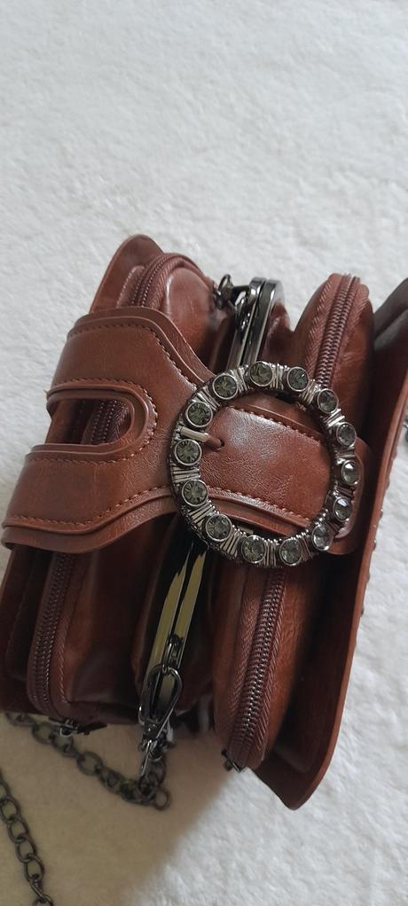 Malá hnědá kabelka crossbody, 