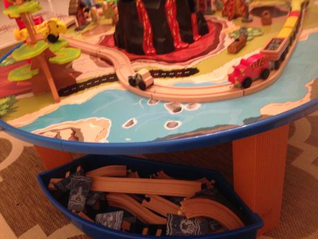 Kidkraft vláčkodráha se stolem - dinosauři, 