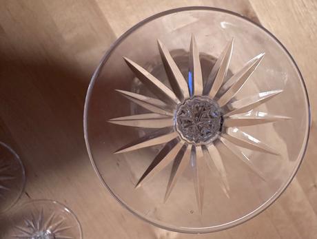 Šest broušených sklenic z křišťálu na víno, 