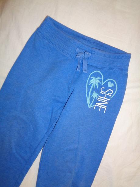 Pěkné modré tepláky s výšivkou 146/152, cherokee,146