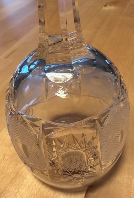 Šest broušených sklenic z křišťálu na víno, 