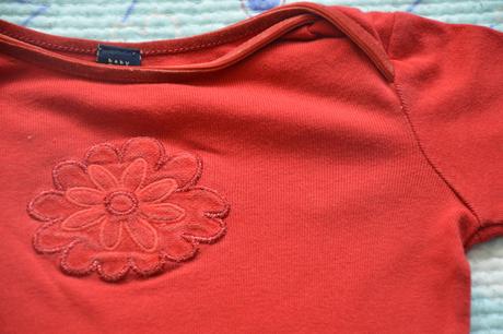 86, červené triko s aplikací květiny, gap,86