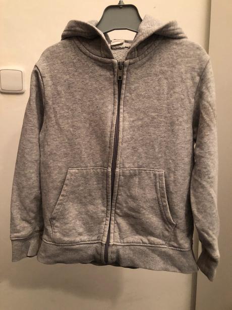 Šedá mikinka s kapucí, 110