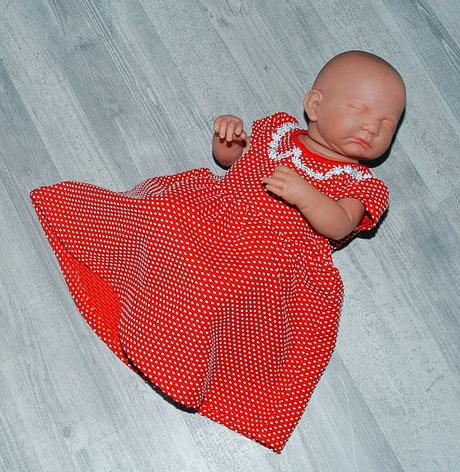 Červené slavnostní i letní šaty s puntíky, m&co,62