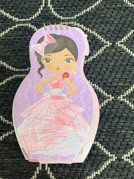 Sada s nálepkovými knižkami, zošitkami a bábikami,